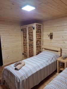 巴亚马雷Cabana Alpha的木制客房内的一间卧室,配有一张床