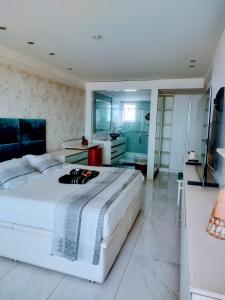 维拉维尔哈RICARDO Pousada - SUITE MASTER的一间带白色大床的卧室和一间浴室
