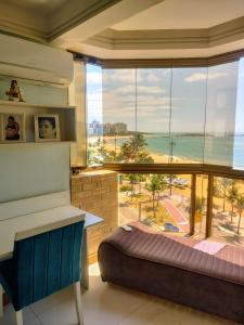 维拉维尔哈RICARDO Pousada - SUITE MASTER的卧室设有海景大窗户