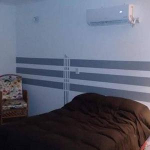 本塔纳山村Los Benteveos的卧室设有蓝白色条纹墙