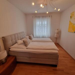 哈默尔恩Ferienwohnung Janus Altstadt-Hameln Haus 2 inklusive Parkplatz - mit und ohne Terrasse oder Loggia的一间卧室设有两张床和窗户。