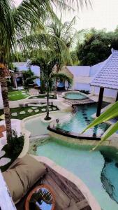 吉利特拉旺安The White Key Luxury Villas的棕榈树度假村内的游泳池