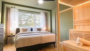 温特贝格INSIDE WINTERBERG - Design Apartment - Ski Bike Sauna的一间卧室设有一张大床和一个窗户。