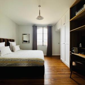 普罗旺斯艾克斯La Soleillade Aixoise的一间卧室设有一张床和一个窗口