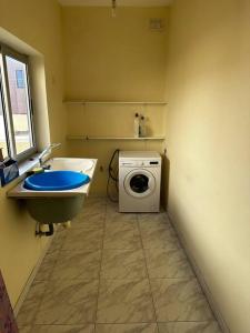 马尔萨什洛克Casa Del Mare, 3Bedroom House in Marsaxlokk Fishing Village的一间带洗衣机和水槽的浴室