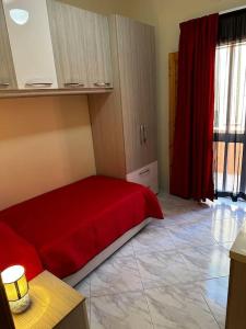 马尔萨什洛克Casa Del Mare, 3Bedroom House in Marsaxlokk Fishing Village的一间卧室配有红色的床和红色窗帘