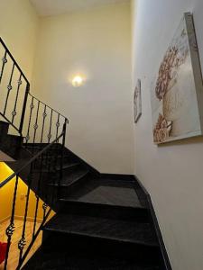 马尔萨什洛克Casa Del Mare, 3Bedroom House in Marsaxlokk Fishing Village的楼梯间内的楼梯