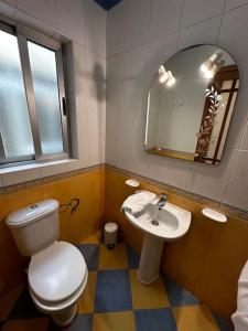 马尔萨什洛克Casa Del Mare, 3Bedroom House in Marsaxlokk Fishing Village的一间带卫生间、水槽和镜子的浴室