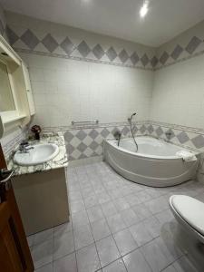 马尔萨什洛克Casa Del Mare, 3Bedroom House in Marsaxlokk Fishing Village的一间带两个盥洗盆、浴缸和卫生间的浴室
