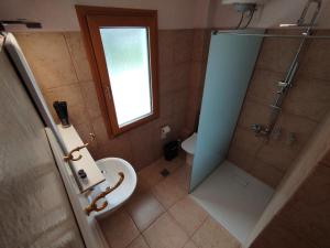 塞利亚尼蒂卡ResidenceTheo的带淋浴和卫生间的浴室以及窗户。
