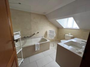 Gaichel盖歇尔酒店的带浴缸和盥洗盆的浴室