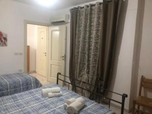 佩特拉利亚索塔纳Casa Petralia的一间卧室配有两张带毛巾的床
