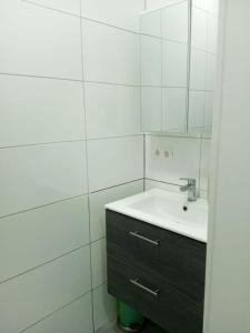 海尔布隆Maria Zimmer im UG Neu und Modern的一间带水槽和镜子的浴室