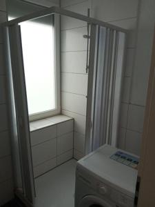 海尔布隆Maria Zimmer im UG Neu und Modern的一间带窗户和洗衣机的浴室