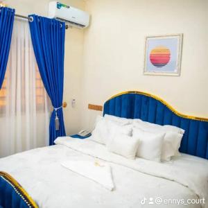 阿库雷Ennys Court的卧室配有蓝色和白色的床以及白色枕头。