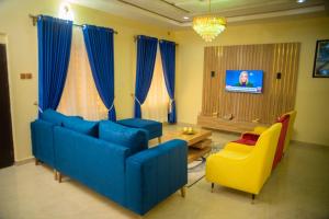 阿库雷Ennys Court的客厅配有蓝色的沙发和黄色的椅子