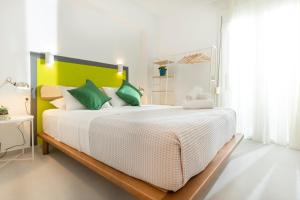 斯基亚索斯镇KIMIA Guest House的一间卧室配有一张绿色的大白色床。