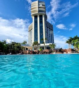马瑙斯Tropical Executive Hotel APT 606的享有酒店水景