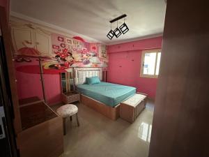 开罗Palace Luxury Rooms的一间卧室配有一张床和粉红色的墙壁