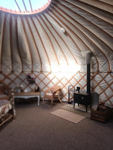 东迪勒姆Gingerbread Cottage Yurts的一间设有圆顶帐篷的客房,内配炉灶