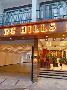 瑞诗凯诗Hotel DC Hills Rishikesh的一座建筑物,上面标有狗奶的标志