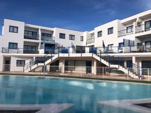 科斯塔卡玛Casa Elias - Costa Calma Sun & Beach的公寓大楼前方设有游泳池