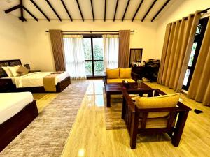 DaganapothahaSigiriya Cashew Palace Resort的配有床和沙发的大房间