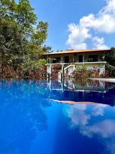 Sigiriya Cashew Palace Resort内部或周边的泳池