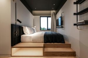 雅典The Modernist Athens的一间卧室设有一张床、一个窗口和一台电视。