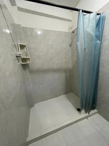 圣玛尔塔La Casa de Ian的浴室内配有蓝色淋浴帘