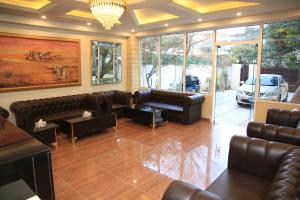 伊斯兰堡Orbit Ambassaor的客厅配有真皮沙发和桌子