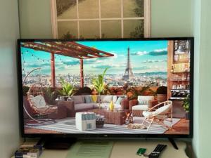 斯旺西米拉多尔精品联排别墅酒店的电视屏幕上显示城市的图片