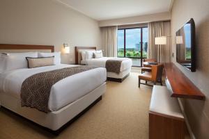 巴拿马城The Santa Maria, a Luxury Collection Hotel & Golf Resort, Panama City的酒店客房设有两张床和窗户。