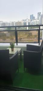 阿布扎比Heart of Abu Dhabi - Wonder Balcony Room的市景阳台配有桌椅。
