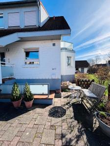 鲁斯特Ferienwohnung Tännle的房屋设有带桌子和长凳的庭院