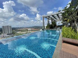 吉隆坡REVO Aurora @ Pavilion Bukit Jalil Kuala Lumpur的大楼顶部的大型游泳池