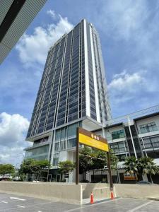吉隆坡REVO Aurora @ Pavilion Bukit Jalil Kuala Lumpur的前面有标志的高楼