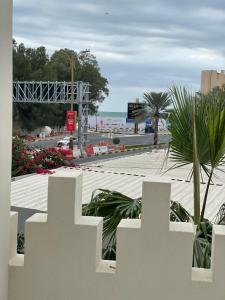 阿吉曼Corniche Palace Hotel的享有海滩景致的白色围栏