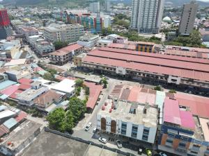 名古屋Casabella 201 A2 Grand Batam Penuin Wet Market的城市空中景观和建筑