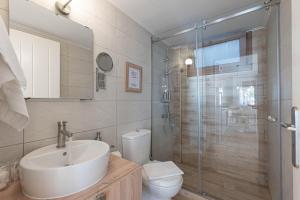 卡西罗彼卡多Paralio Astros Beachfront Suites的浴室配有卫生间、盥洗盆和淋浴。