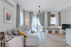卡西罗彼卡多Paralio Astros Beachfront Suites的客厅配有沙发和桌子