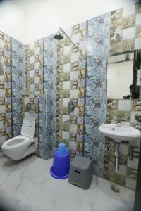 马图拉Vraj waas的一间带卫生间和水槽的浴室