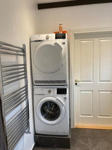 Dragsgaard Herregård的门房里的洗衣机和烘干机