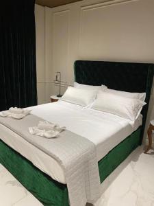 PʼarakʼarApart-Hotel Vasilisa EVN Airport的卧室配有一张白色和绿色的大床