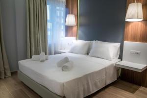 PʼarakʼarApart-Hotel Vasilisa EVN Airport的一间卧室配有带白色床单和枕头的床。