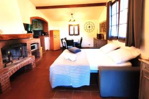 坎波罗索RIVIERA DOLCE VITA的一间卧室设有一张大床和一个壁炉