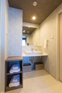 名古屋名古屋桑科酒店 - 固齿新干线的一间带水槽和大镜子的浴室