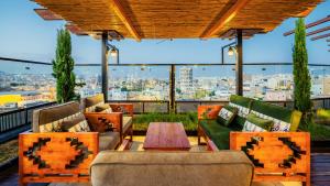 艾卜哈فندق إيفا إن的一个带沙发和桌子的屋顶庭院