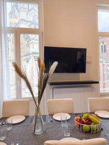 布鲁塞尔New Cozy Apartments In Porte de HAL的用餐室配有带一碗水果的桌子