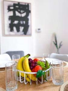 布鲁塞尔New Cozy Apartments In Porte de HAL的桌上一碗水果,配杯